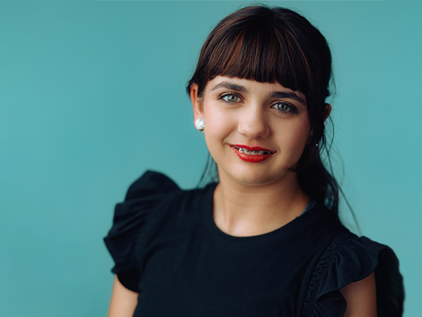 Una fotografía profesional de Makenzie Childs sobre un fondo turquesa.