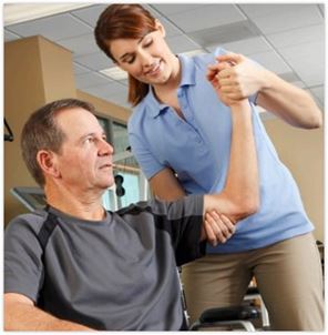 Fisioterapeuta levantando el brazo de un paciente
