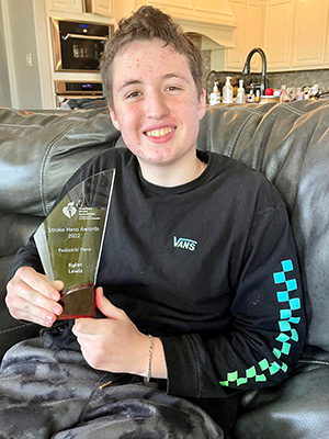 Kyler Lewis con su premio Héroe Pediátrico de Ataque o Derrame Cerebral 2022