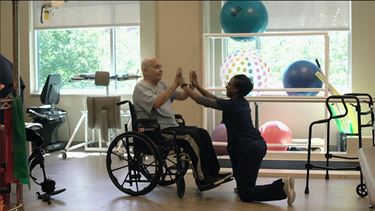 paciente interactuando con un profesional de rehabilitación