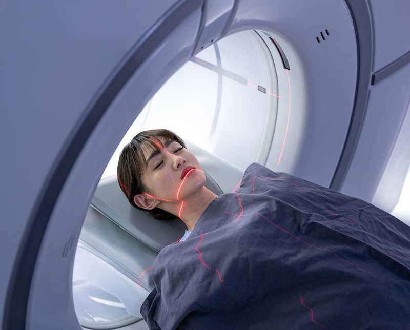 Mujer realizándose un examen de IRM